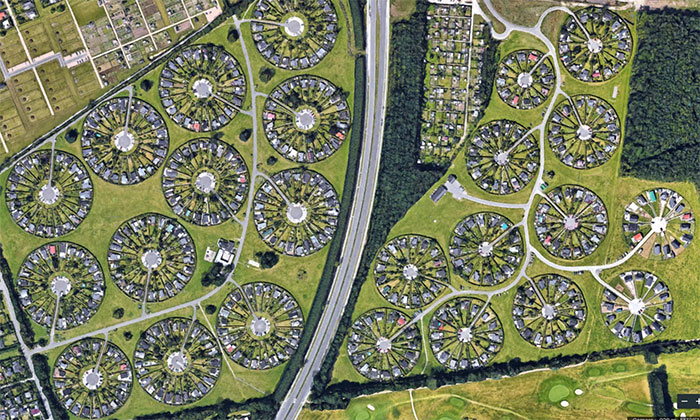 W Danii istnieje surrealistyczne osiedle składające się z okrągłych działek wpisujące się w ideę slow life 2 W Danii istnieje surrealistyczne osiedle składające się z okrągłych działek, wpisujące się w ideę slow-life