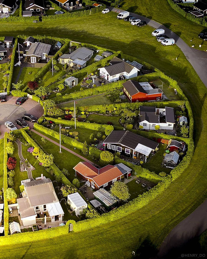 W Danii istnieje surrealistyczne osiedle składające się z okrągłych działek wpisujące się w ideę slow life 3 W Danii istnieje surrealistyczne osiedle składające się z okrągłych działek, wpisujące się w ideę slow-life