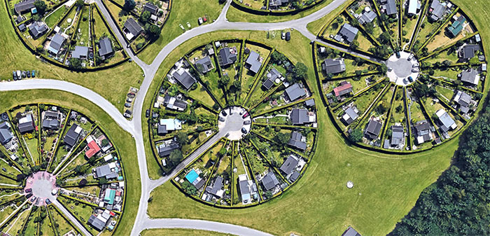 W Danii istnieje surrealistyczne osiedle składające się z okrągłych działek wpisujące się w ideę slow life W Danii istnieje surrealistyczne osiedle składające się z okrągłych działek, wpisujące się w ideę slow-life