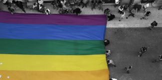 Ludzie niosący flagę LGBT