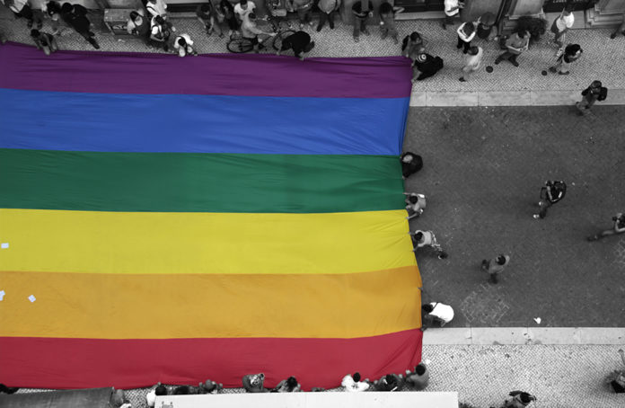 Ludzie niosący flagę LGBT
