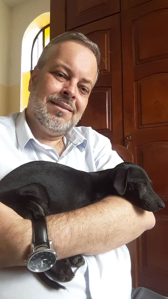 Brazilian priest welcomes stray dogs inside church to be adopted 5db03d6b604c0 700 Poznajcie księdza, który na swoje msze przyprowadza bezdomne psy, by znaleźć im nowy dom