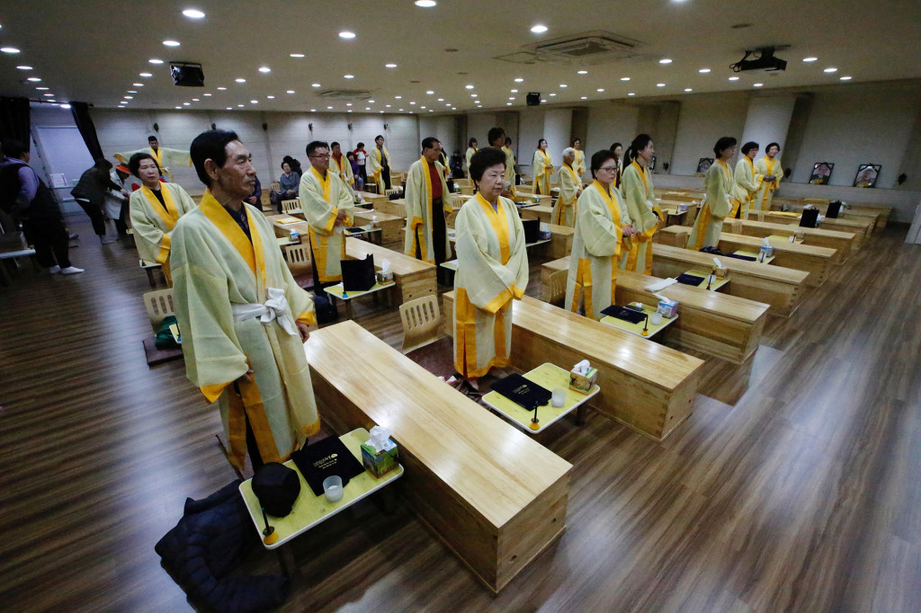 Koreańczycy organizują „żywe pogrzeby” by dowiedzieć się jaka jest śmierć 2 Koreańczycy organizują „żywe pogrzeby”, by dowiedzieć się, jaka jest śmierć