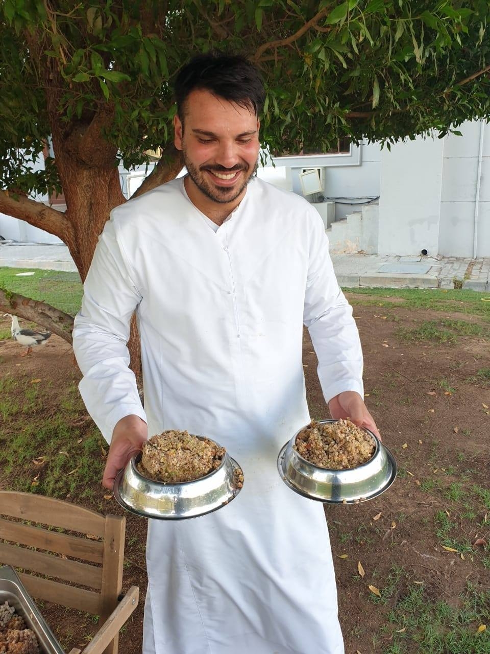 Na08 Brunch leftover dogsdd Pięciogwiazdkowy hotel w Abu Zabi oddaje resztki jedzenia dla bezdomnych psów