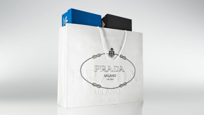 Biaa torba marki Prada z dwoma pudekami na buty marki Adidas w srodku