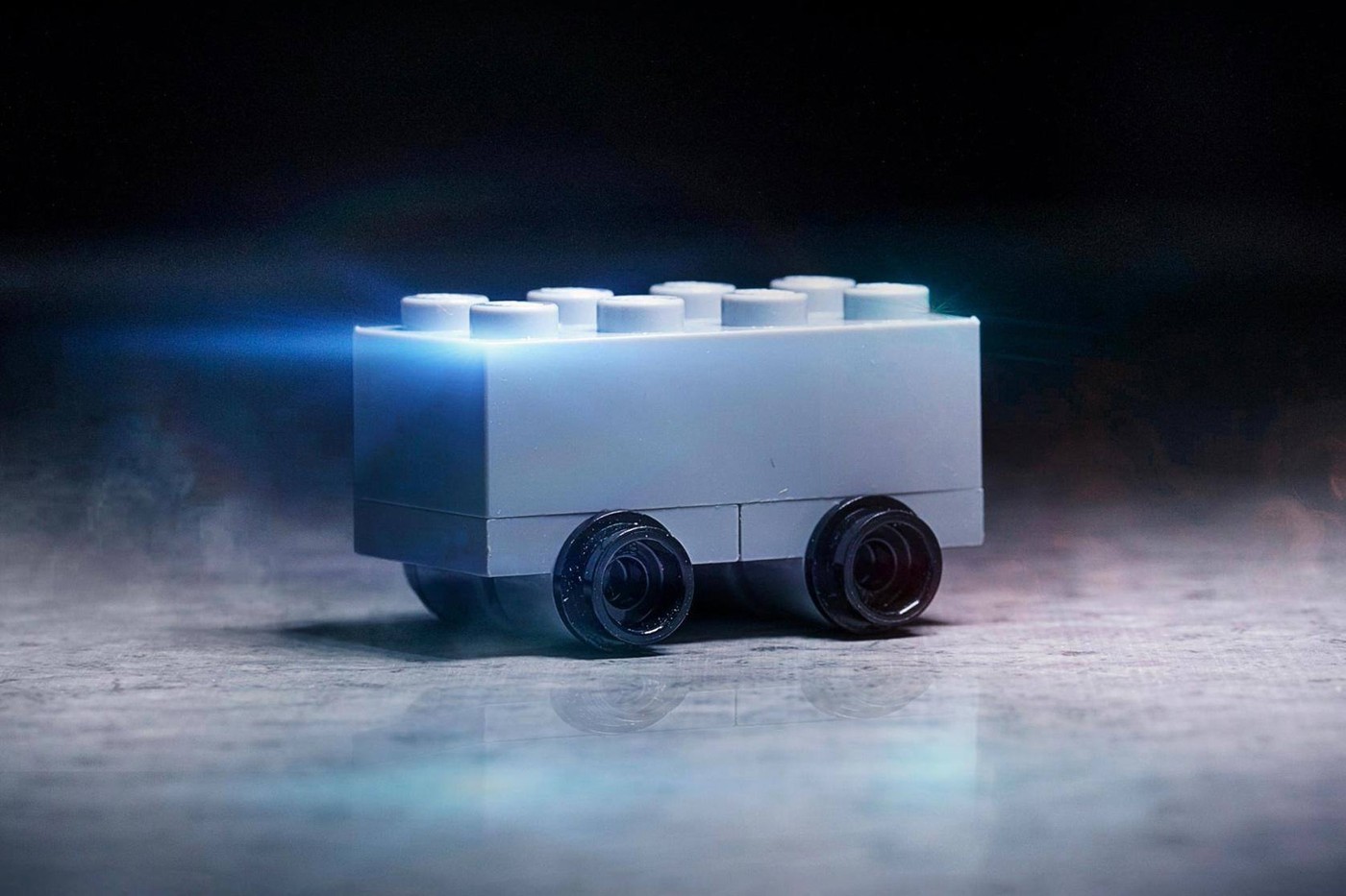 https hypebeast.com image 2019 11 lego shatterproof bricks car tesla cybertruck mocking troll 01 LEGO strollowało Cybertrucka Tesli