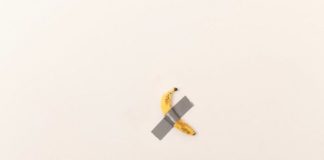 Banan przyklejony do ściany
