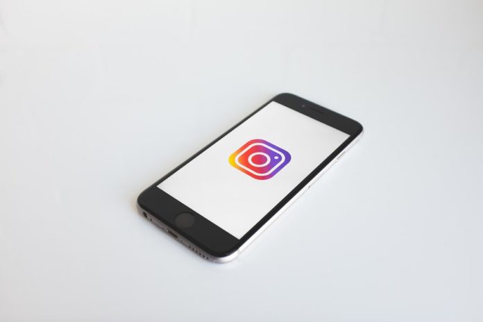 Telefon z ikoną Instagrama