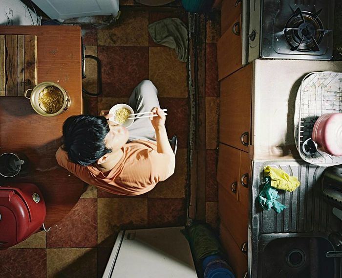 poor south korea living conditions goshiwon photography sim kyu dong 217 5de4e0f7d3e5d 700 30 zdjęć pokazujących, jak żyją ubodzy mieszkańcy Korei Południowej w swoich „goshitels”