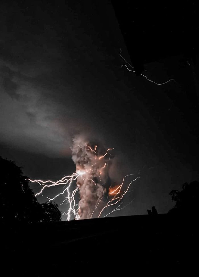 5e1c6ffc21266 yw2lk7kqvfa41 700 29 zdjęć pokazujących przerażający wybuch wulkanu Taal na Filipinach