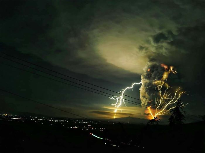 5e1c7c4b31e4f 06c1ih3iaca41 700 29 zdjęć pokazujących przerażający wybuch wulkanu Taal na Filipinach
