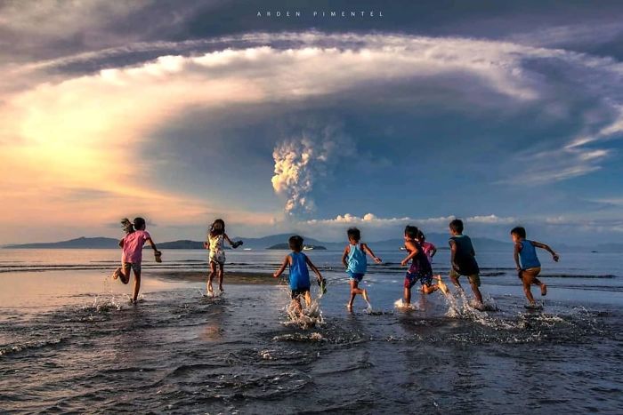 B7QYXn2oBZn png 700 29 zdjęć pokazujących przerażający wybuch wulkanu Taal na Filipinach