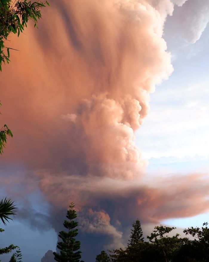 taal volcano eruption photos philippines 5e1c72896d304 700 29 zdjęć pokazujących przerażający wybuch wulkanu Taal na Filipinach