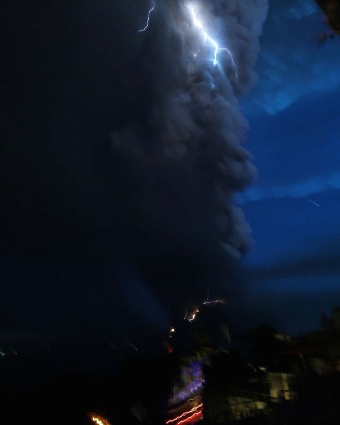 taal volcano eruption photos philippines 5e1c729356e3c 700 29 zdjęć pokazujących przerażający wybuch wulkanu Taal na Filipinach