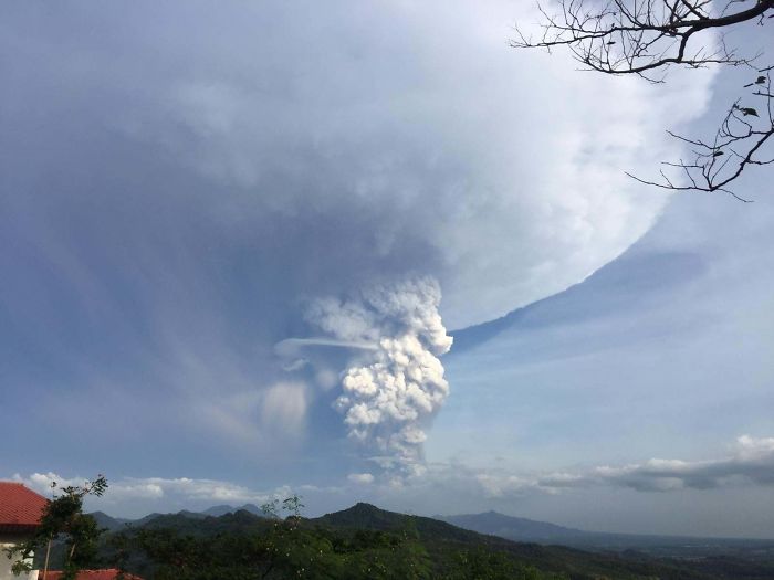 5e1c6fdf36a56 vnws4aamfba41 700 29 zdjęć pokazujących przerażający wybuch wulkanu Taal na Filipinach
