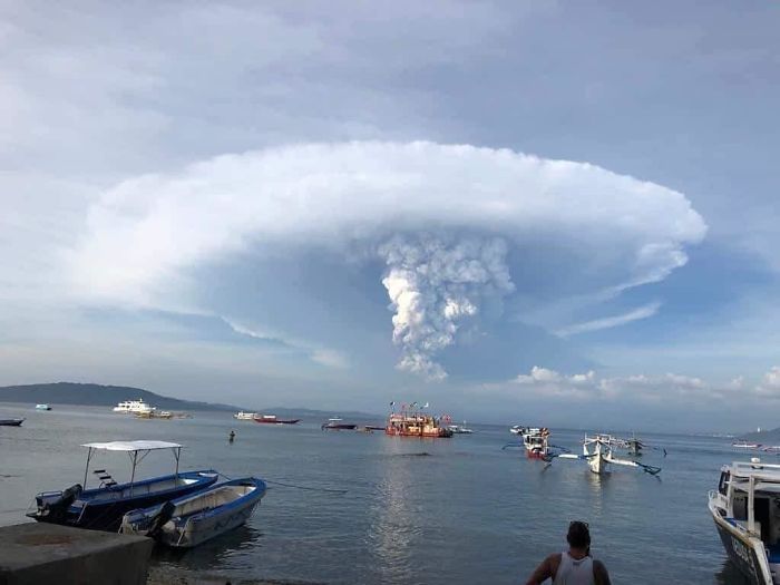 B7QE Feoo0t png 700 29 zdjęć pokazujących przerażający wybuch wulkanu Taal na Filipinach