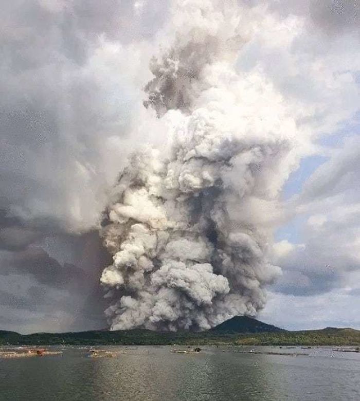 B7QEFScpgM3 png 700 29 zdjęć pokazujących przerażający wybuch wulkanu Taal na Filipinach