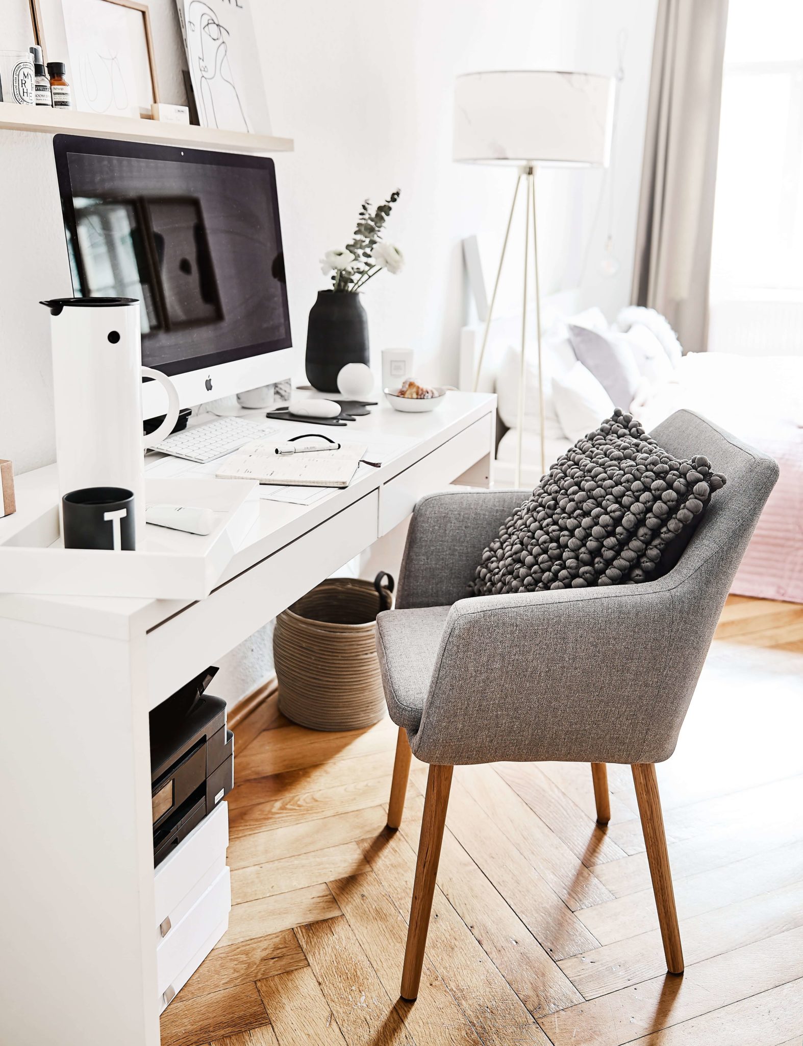 Praca z domu Home Office HIRO białe biurko.jpg scaled Jak pracować zdalnie i zachować work-life balance?