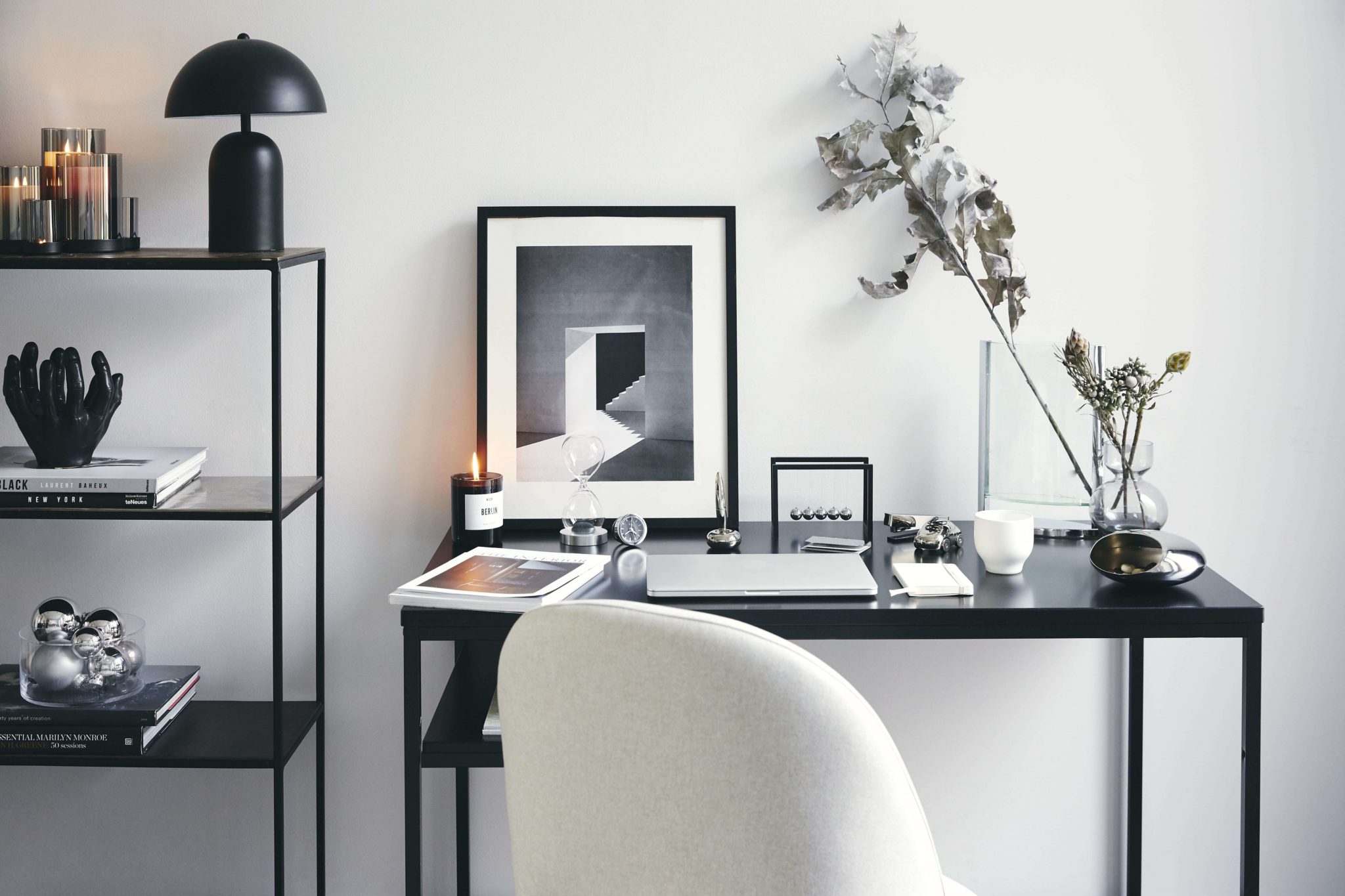 Praca z domu Home Office HIRO czarne biurko.jpg scaled Jak pracować zdalnie i zachować work-life balance?