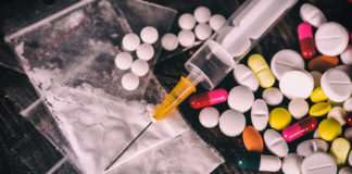 Narkotyki: strzykawka. tabletki, biały proszek w samarze