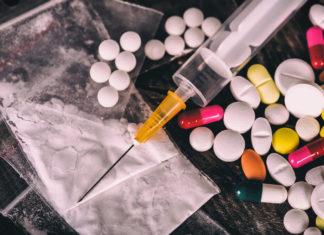 Narkotyki: strzykawka. tabletki, biały proszek w samarze