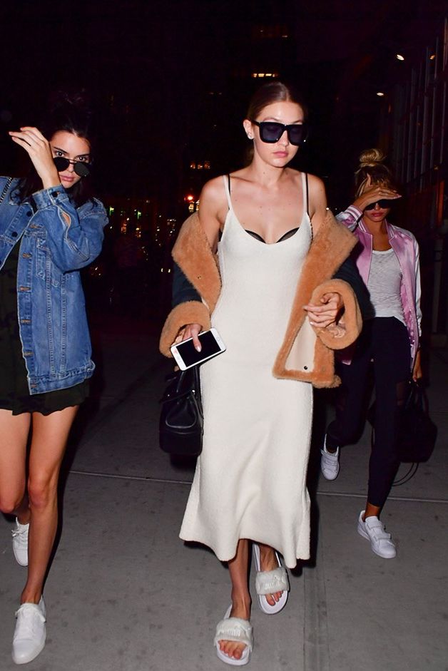 Gigi Hadid przemierza ulice ubrana w biala halke z Kendall Jenner