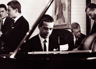 Czarno białe zdjęcie muzyk przy fortepianie
