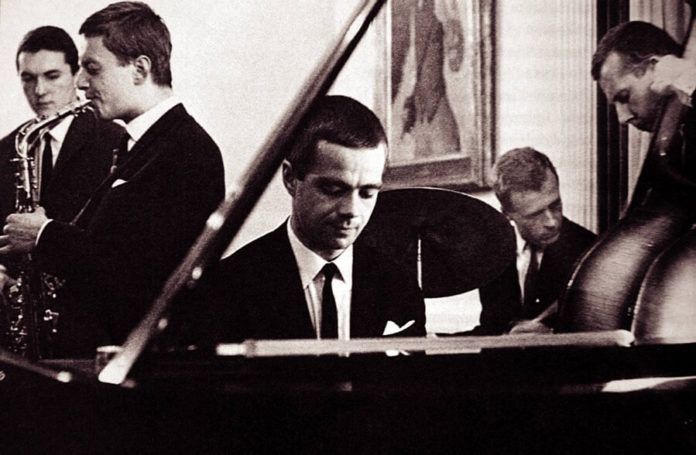 Czarno białe zdjęcie muzyk przy fortepianie