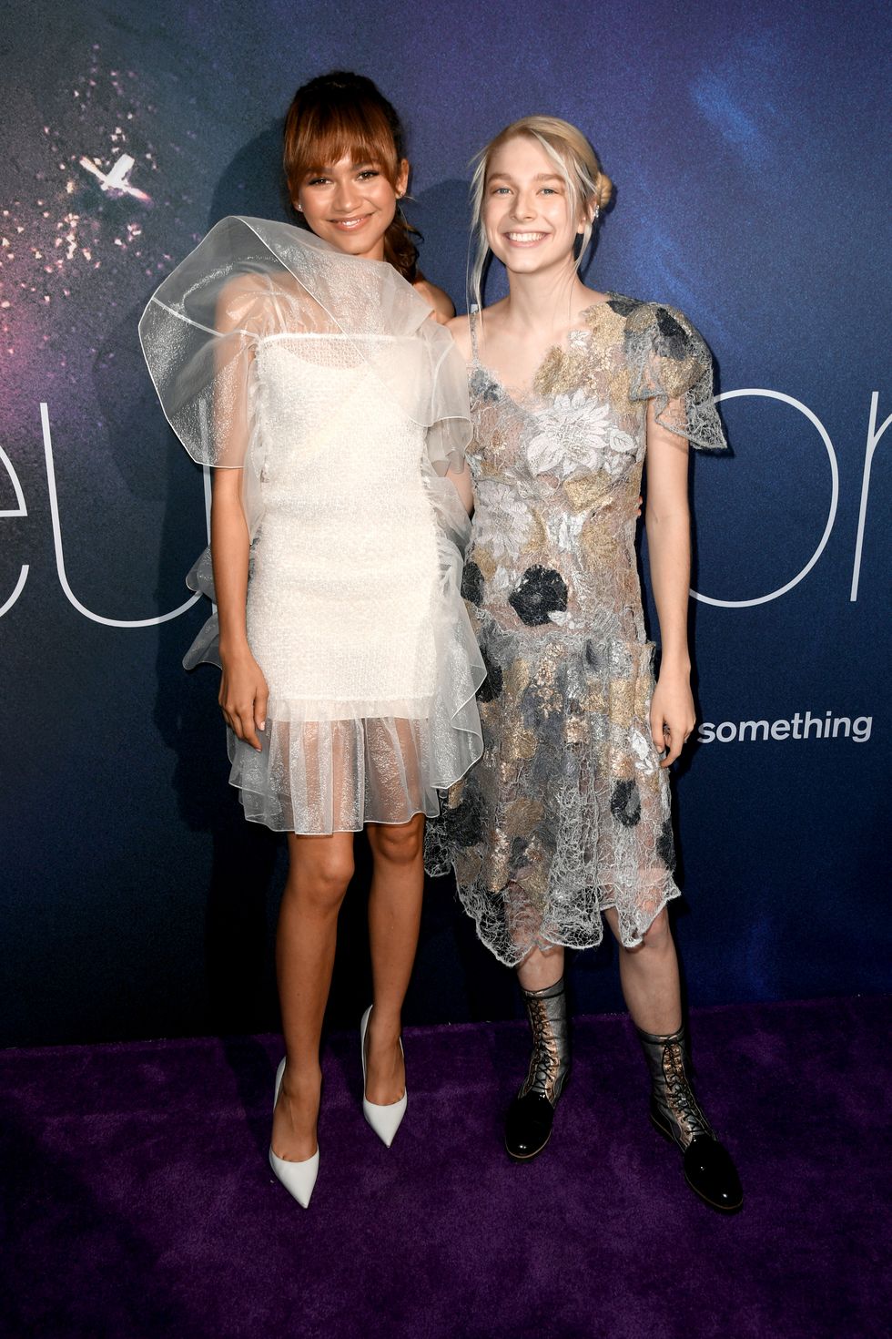 Dwie aktorki na ściance ubrane w zwiewne i eteryczne sukienki