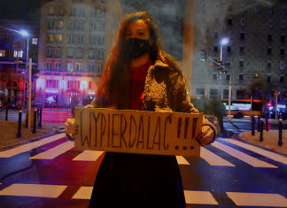 kobieta transparent strajk kobiet