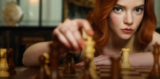 Portret młodej dziewczyny grającej w szachy