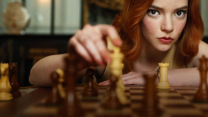 Portret młodej dziewczyny grającej w szachy