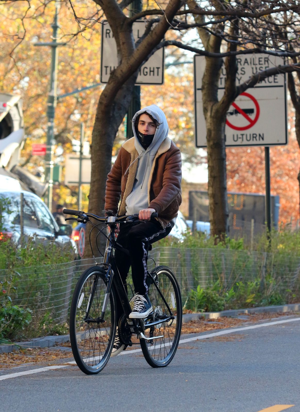 Mlody mężczyzna przemierza ulice na rowerze