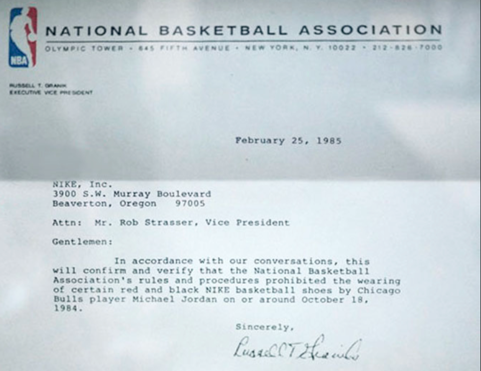 List wiceprezesa NBA zakazujący gry w czerwono czarnych sneakersach Air Jordan 1