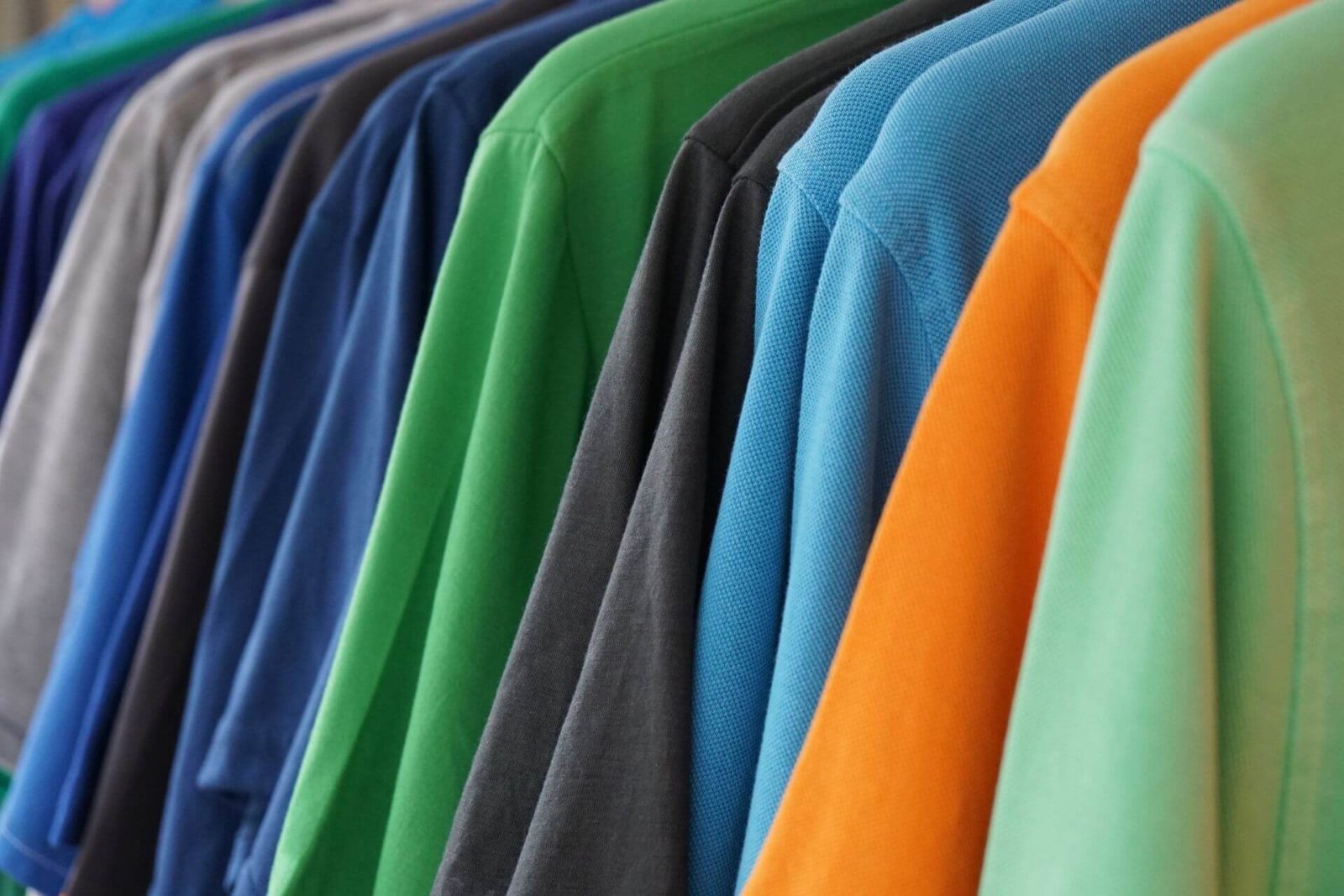 kolorowe meskie ubrania scaled Jak łączyć kolory męskich ubrań?