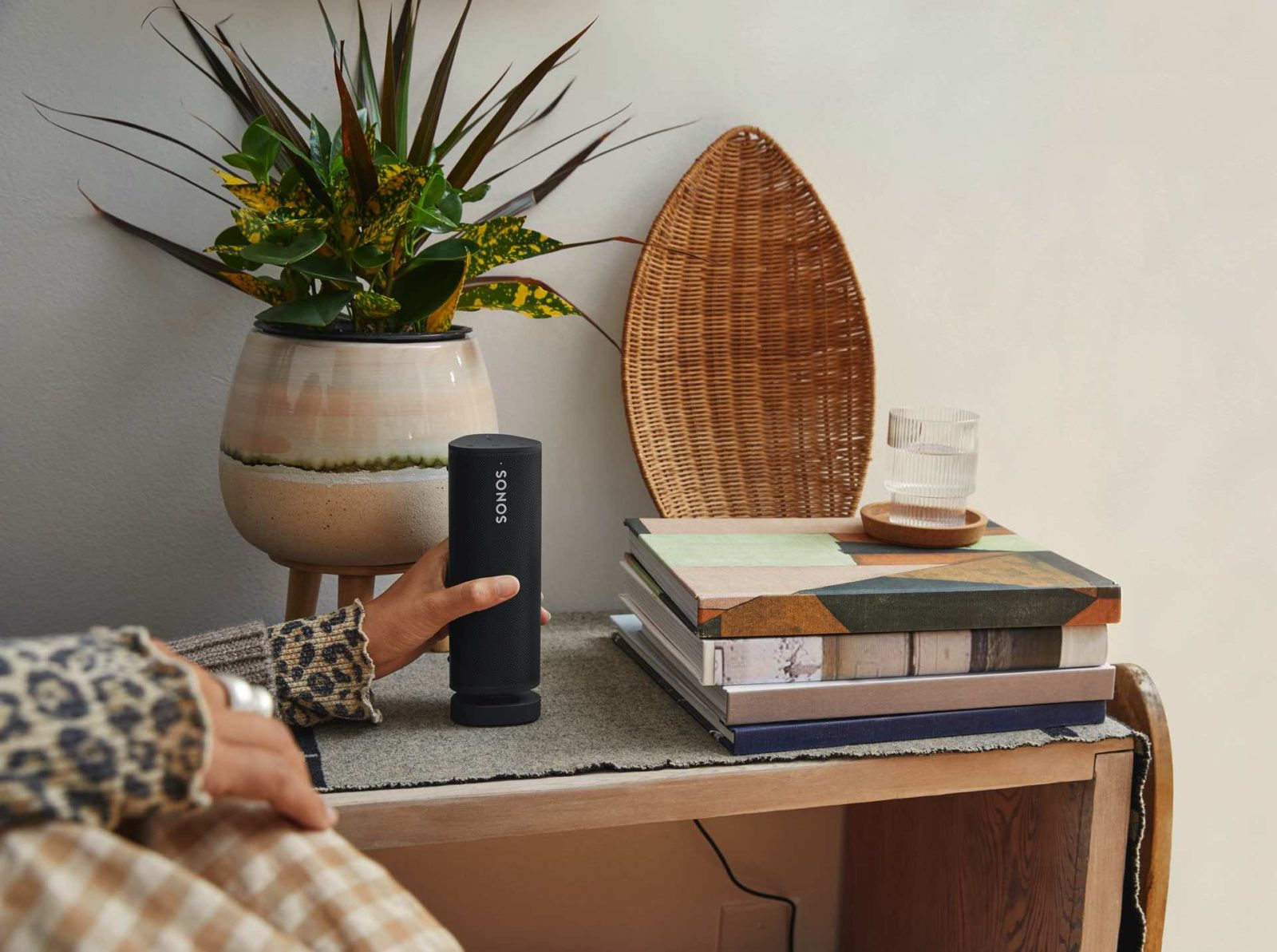 Mobilny glośnik który świetnie sprawdzi się w domu Sonos Roam Magazyn HIRO scaled Mobilny głośnik, który świetnie sprawdzi się w domu