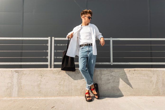 Moda męska na lato 2021. Jakie buty sprawdzą się na urlopie?