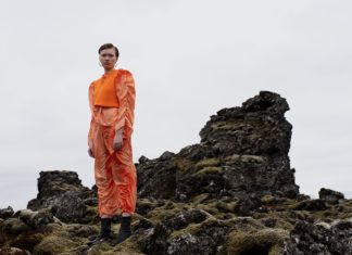 Modelka na wulkanie Islandia