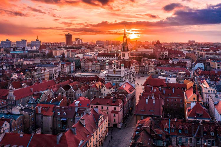 Poznań zachód słońca nad starym rynkiem