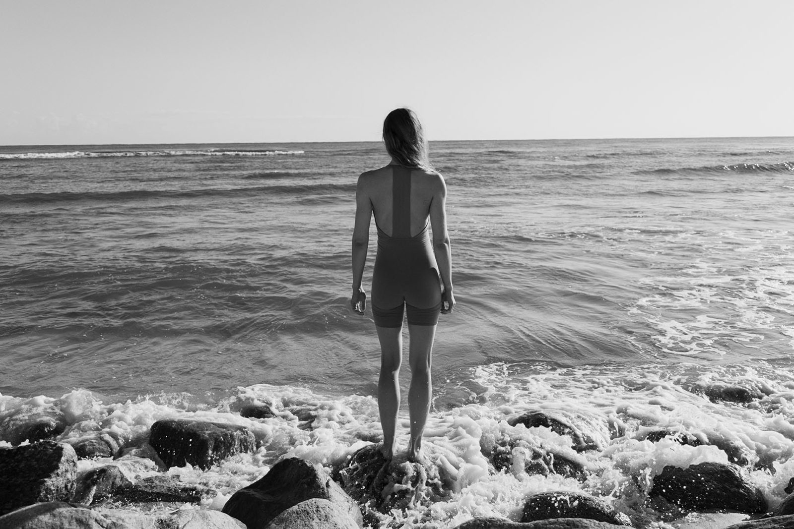 Dziewczyna na brzegu morza
