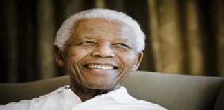 uśmiechnięty Nelson Mandela