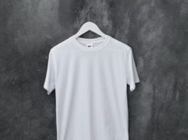 biały t-shirt na szarym tle