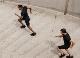 Biegnący mężczyźni po schodach w kolekcji KRASS