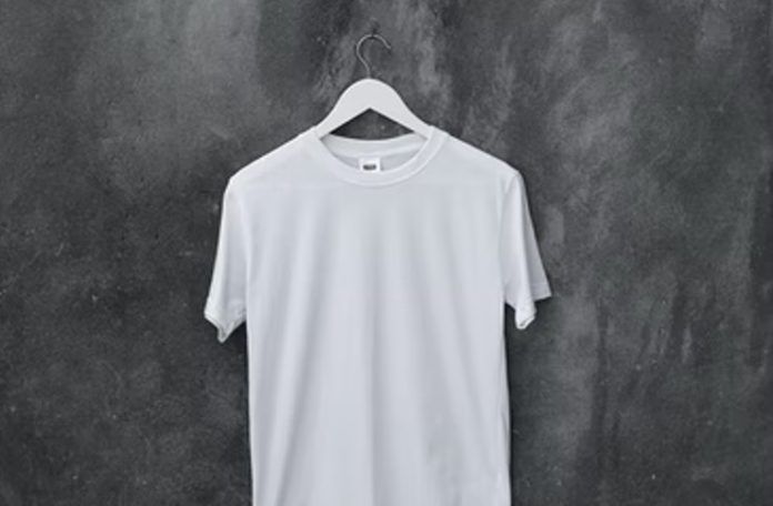 biały t-shirt na szarym tle