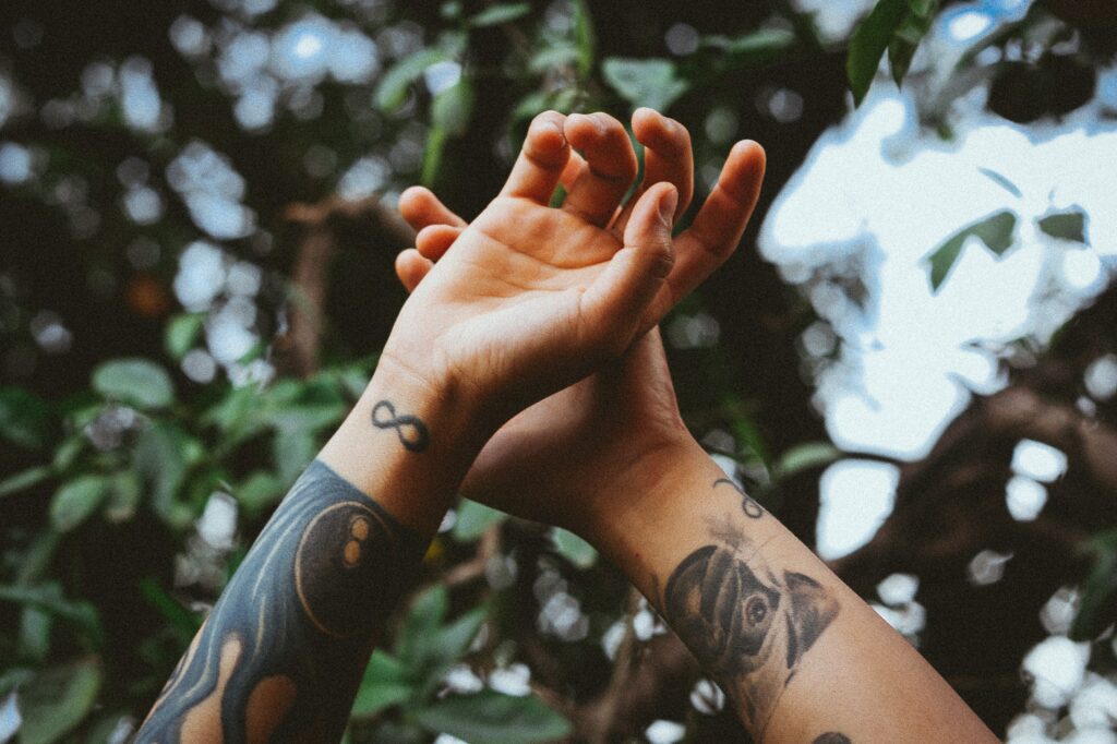 Dłoń z tatuażem symbolu nieskończoności