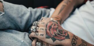 Mężczyzna z tatuażami na dłoniach