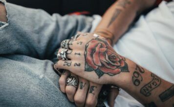 Mężczyzna z tatuażami na dłoniach
