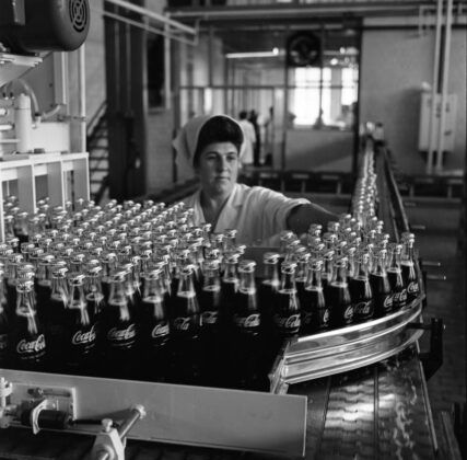 Pierwsze butelki Coca Cola w Polsce linia produkcyjna Warszawskie Zaklady Piwowarskie 1972 Pierwsze butelki Coca-Cola w Polsce 50 lat temu ✨🥳