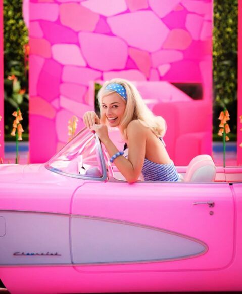 Margot Robbie jako Barbie w różowym kabriolecie