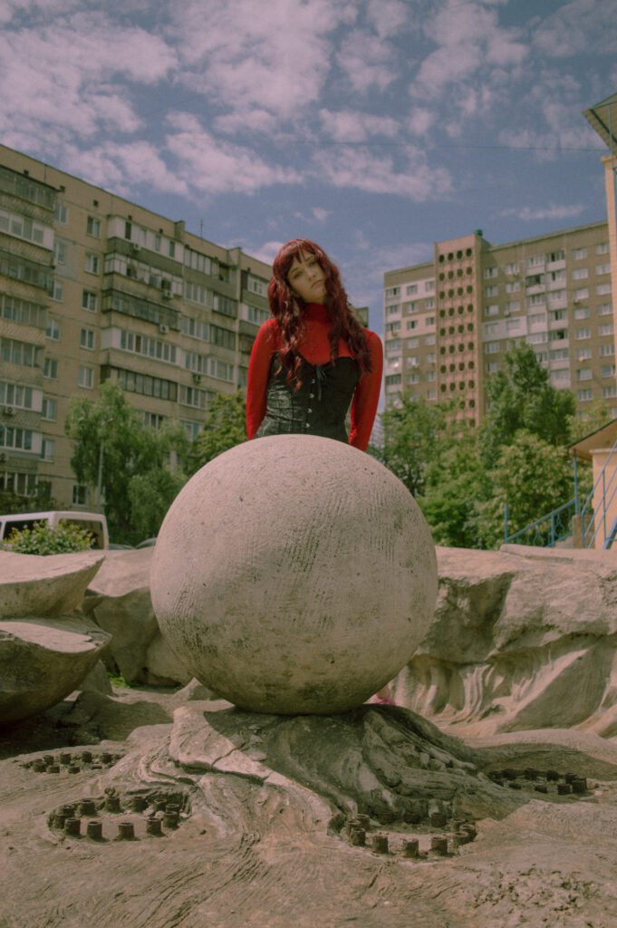 kobieta oparta na betonowej kuli